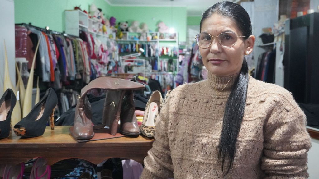 “Desde que comecei o meu trabalho, eu sempre levei ele para uma área do social, porque eu acho muito interessante, bonito, levar para as pessoas conforto e qualidade para quem não tem”, proprietária do “Brechó da Sol”, Solange Santana (Foto: Folha do Litoral News)