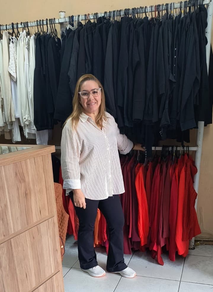 “Muitas pessoas gostam de encontrar roupas diferenciadas, que não são facilmente vistas em lojas tradicionais”, afirmou a proprietária do “Brechó Passado e Limpo”, Regina Pereira Rodrigues (Foto: Arquivo Pessoal)