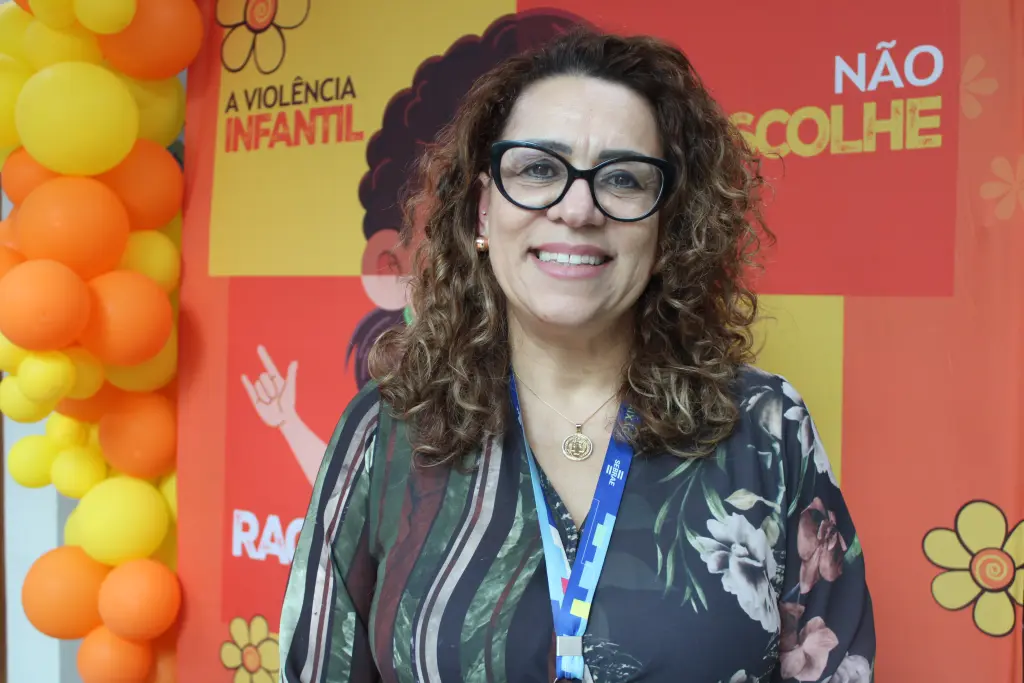 Com balanço positivo, Prefeitura de Paranaguá realiza encerramento oficial da programação do “Maio Laranja” 4 A consultora do Sebrae Paraná, Catiane Santos, ressaltou a importância de ampliar o debate sobre a violência e a exploração sexual de crianças e adolescentes, bem como reforçou a necessidade de acolhimento e apoio às vítimas (Foto: Folha do Litoral News)