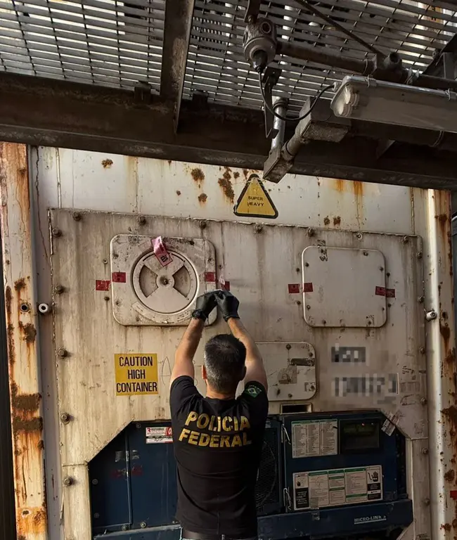 Polícia Federal apreende quase 24 quilos de cocaína em terminal portuário de Paranaguá 1 Os tabletes da droga estavam no compartimento que abriga o motor de um contêiner refrigerado que estava no pátio da empresa -Foto: PF-PR