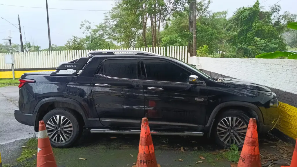 Com o apoio de guarnições da Polícia Militar, dois carros foram localizados em Morretes e um na cidade de Matinhos - Foto: PCPR