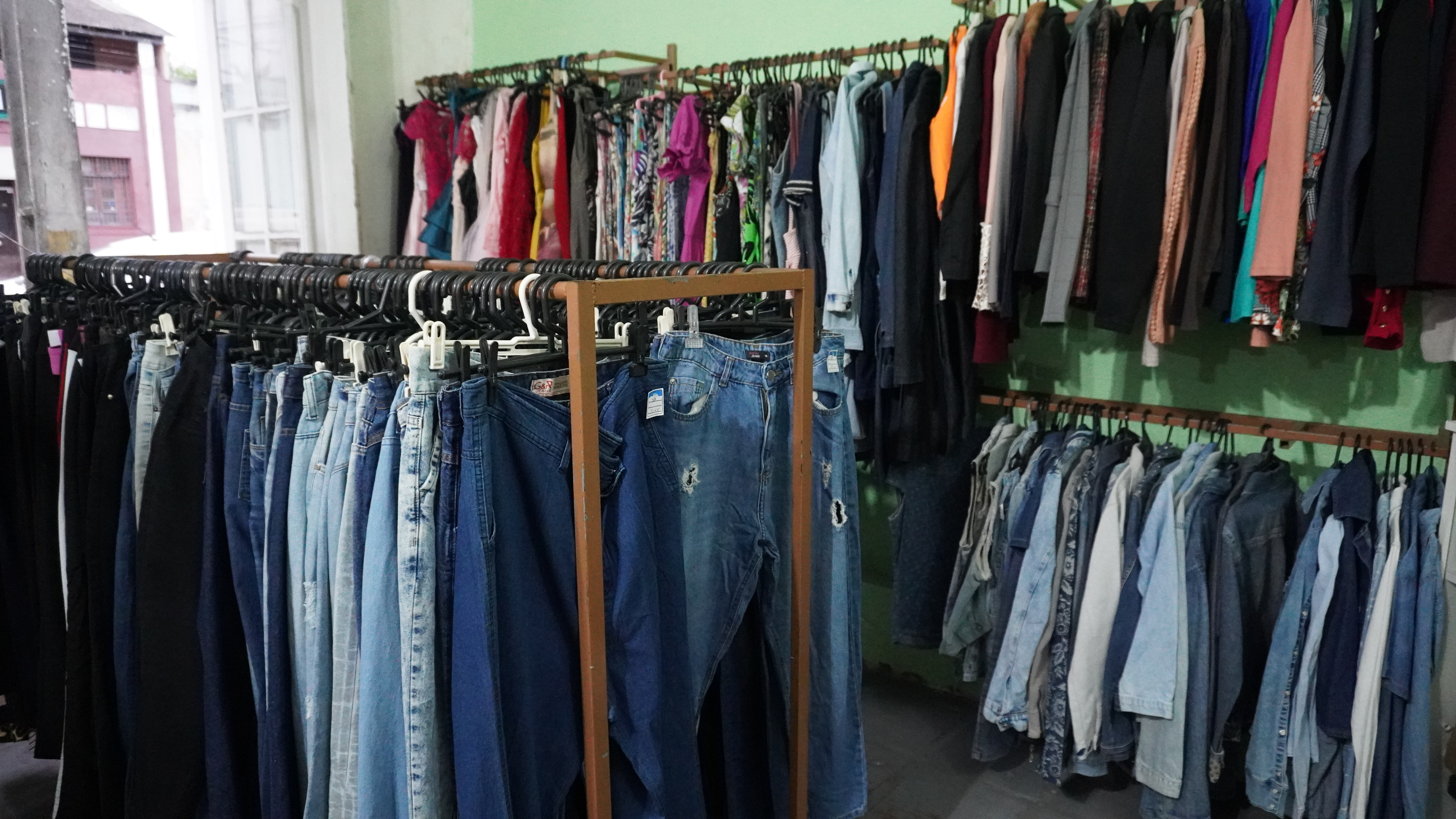 Lojas têm atraído consumidores interessados em economia, peças exclusivas e sustentabilidade por meio da moda circular (Foto: Folha do Litoral News)