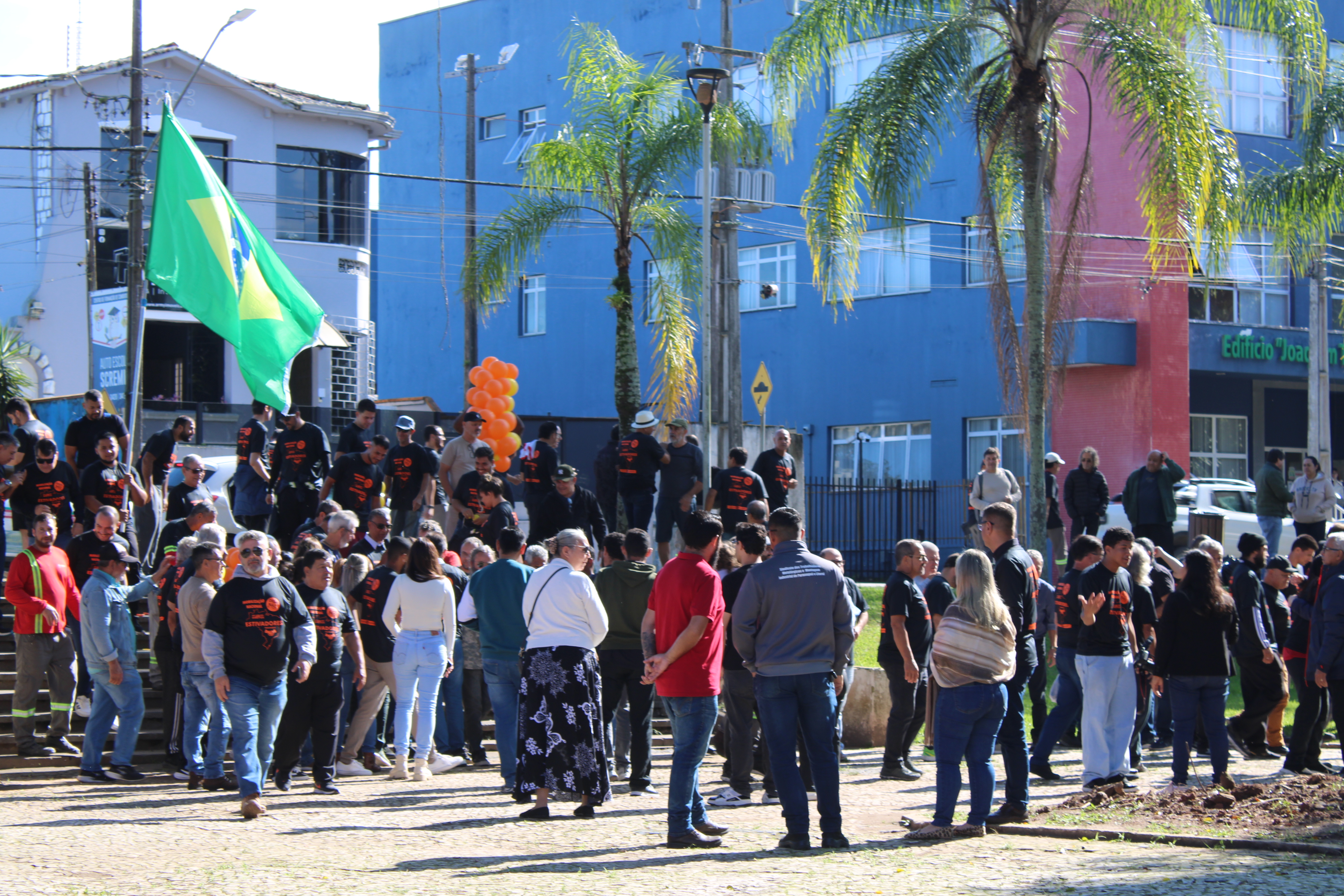 Mobilização partiu da região portuária até a Praça dos Leões em defesa dos trabalhadores portuários avulsos e da categoria sindical