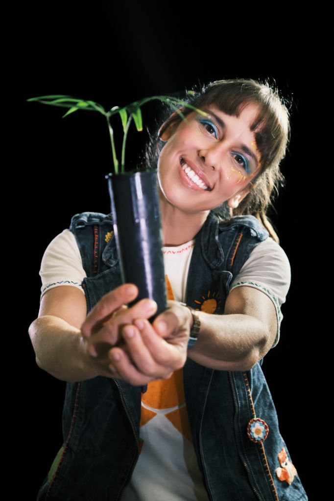 Público acompanha a jornada de Juju, menina criada na região do Marumbi, que recebe de uma ave uma missão especial pela floresta (Foto: Agustin Saccone/Divulgação)