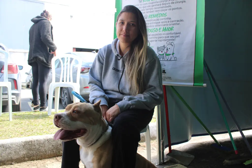 Outra moradora atendida foi Pâmela de Paula Cordeiro, moradora na Vila Paranaguá. Ela levou a cadela Kira, de cerca de seis anos, para o procedimento