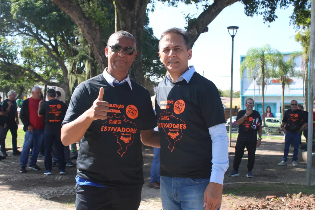 Prefeito Adriano Ramos e presidente do Sindicato da Estiva, João Fernando da Luz em mobilização pacífica no Centro de Paranaguá
