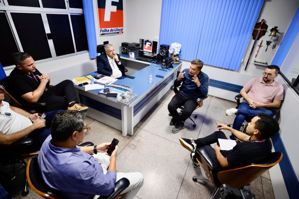 Junto aos vereadores de Paranaguá, Eduardo Oliveira e Welington Frandji, Alvaro Dias foi recebido pelo diretor empresarial da FL News, Antonio Saad Gebran Sobrinho (Foto: João Crisanto)