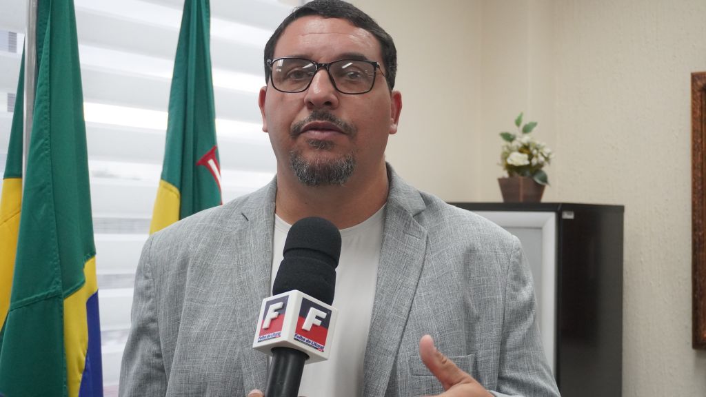 “Precisamos verificar as irregularidades apontadas e, assim, subsidiá-las, indo atrás daquilo que é fato, que é direito, dando direito ao contraditório, ao direito de resposta, para, assim, emitirmos um parecer final desta Casa de Leis”, explicou o presidente da comissão, vereador Irineu Cruz (Foto: Folha do Litoral News)