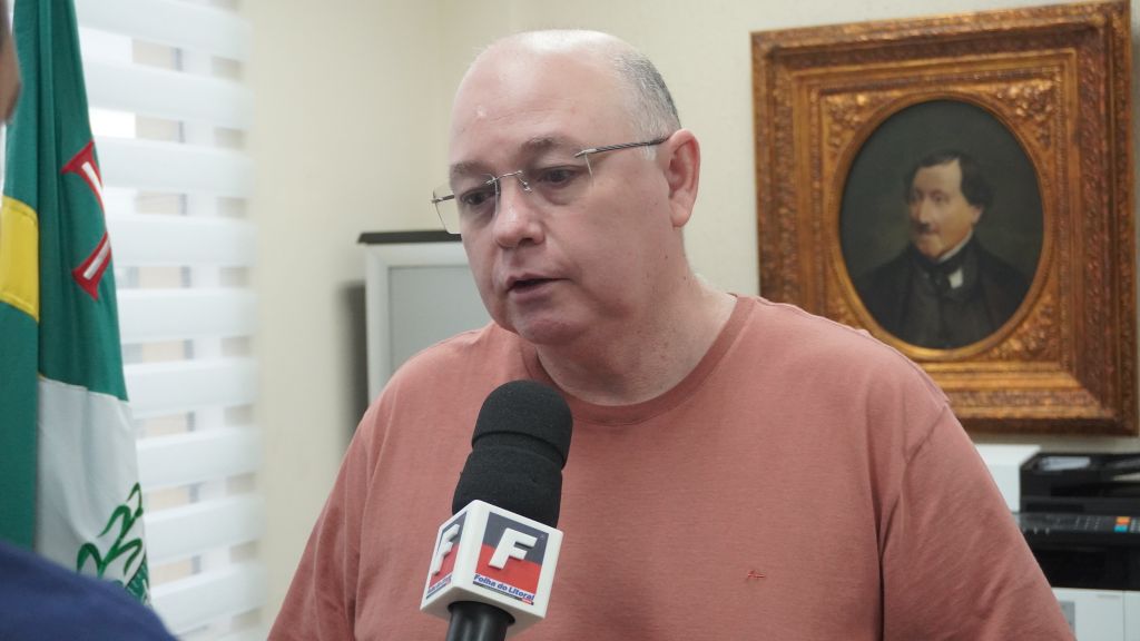  “Eu não tenho a informação de que na história da Câmara Municipal de Paranaguá abriu-se uma comissão especial do que é uma comissão parlamentar para investigar o Poder Executivo, a Prefeitura”, disse o presidente da Câmara Municipal de Paranaguá, Adalberto Araujo (Foto: Folha do Litoral News)
