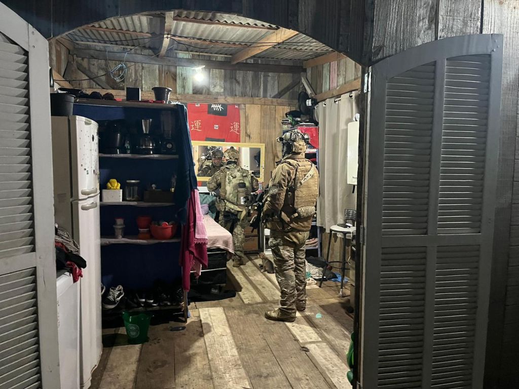 Durante a mobilização policial foram cumpridos três mandados de prisão e seis de busca e apreensão 