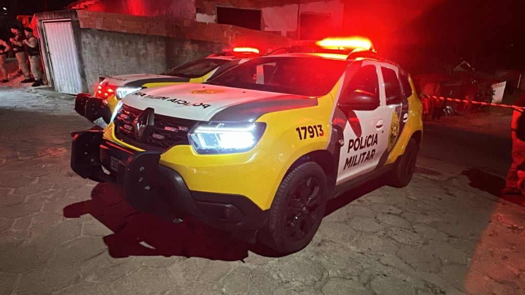 Cerca de 30 estojos de munição calibre 9mm foram recolhidos pela Polícia Científica no local onde o duplo homicídio aconteceu