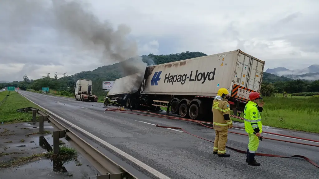 O fogo começou nos pneus traseiros do primeiro conjunto e atingiram os dois contêineres refrigerados que estavam carregados com frango congelado – Foto: Josias Nascimento/Ilha do Mel FM