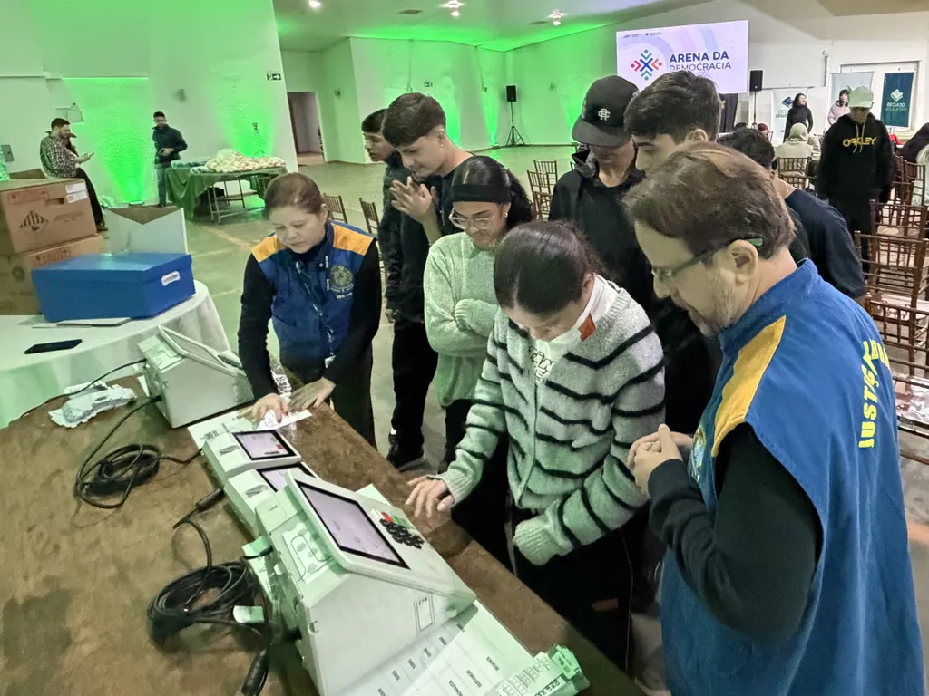 A ação acontece no estande da Assembleia Legislativa, onde servidores da Justiça Eleitoral orientam estudantes e visitantes sobre o funcionamento da urna, o voto consciente, a acessibilidade e a segurança do sistema eletrônico de votação. (Foto: Rafael Guareski/Alep)
