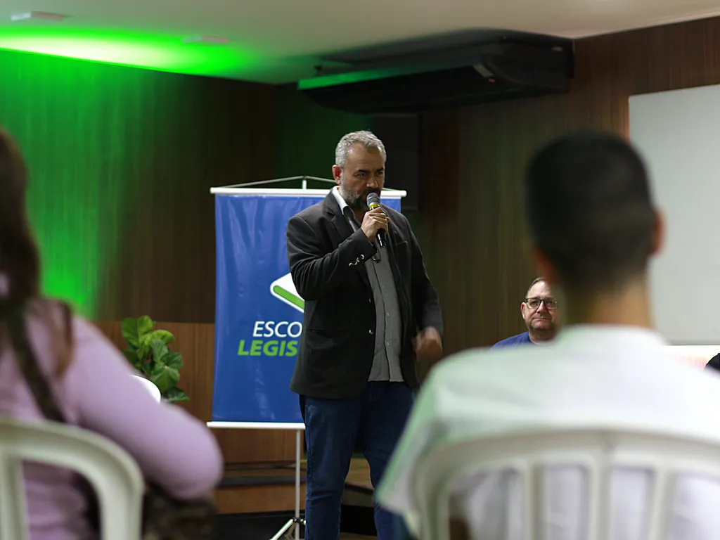Ministrada pelo consultor de políticas públicas e analista de sistemas Mateus Ferreira, a palestra apresentou orientações práticas sobre como localizar editais, entender termos de referência e identificar oportunidades de fornecimento de produtos e serviços ao setor público (Foto: Maykon Thiago Drapala/Alep)