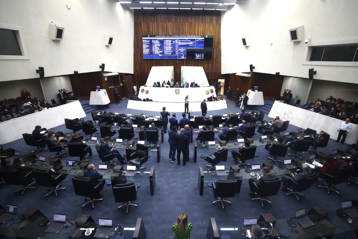 Assembleia aprova medidas contra impactos do tarifaço dos Estados Unidos na indústria paranaense 1 A proposição permite que empresas atingidas pelas barreiras comerciais possam aderir à transação tributária prevista na Lei nº 21.860/2023 e ao Programa Regulariza Paraná (Lei nº 22.764/2026), sem perder o acesso aos incentivos do Programa Paraná Competitivo (Foto: Antônio More/Alep)