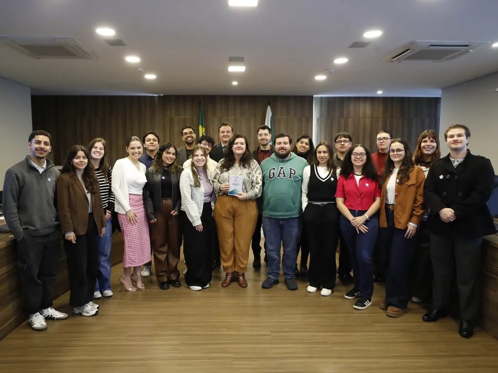 A programação técnica abordou temas centrais da estrutura parlamentar, aproximando os estudantes da dinâmica interna da Assembleia Legislativa do Paraná e das relações institucionais desenvolvidas no âmbito do Parlamento Estadual (Foto: Antônio More/Alep)