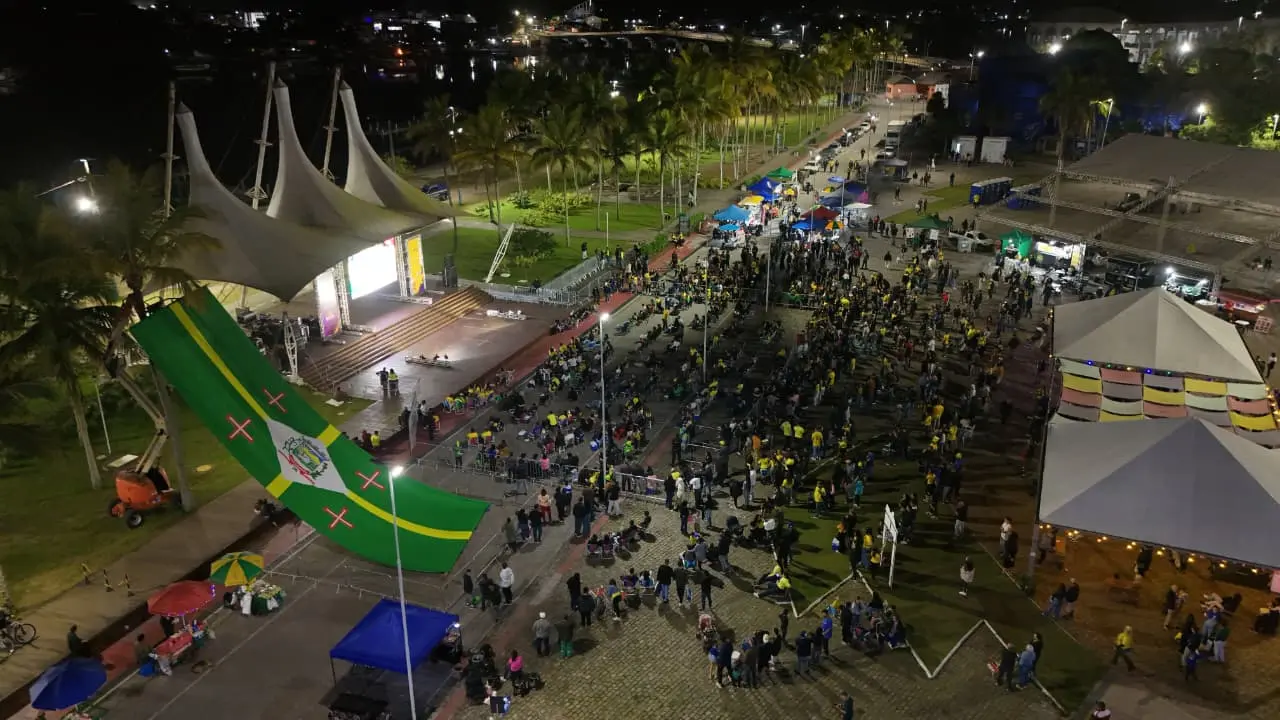 Com vitória do Brasil por 3 a 0 sobre o Haiti na Copa, segunda Fan Fest movimentou Paranaguá na sexta-feira 1 Evento ocorreu na Praça de Eventos com grande participação popular (Foto: Moyses Zanardo e Wilson Leandro/Prefeitura de Paranaguá)