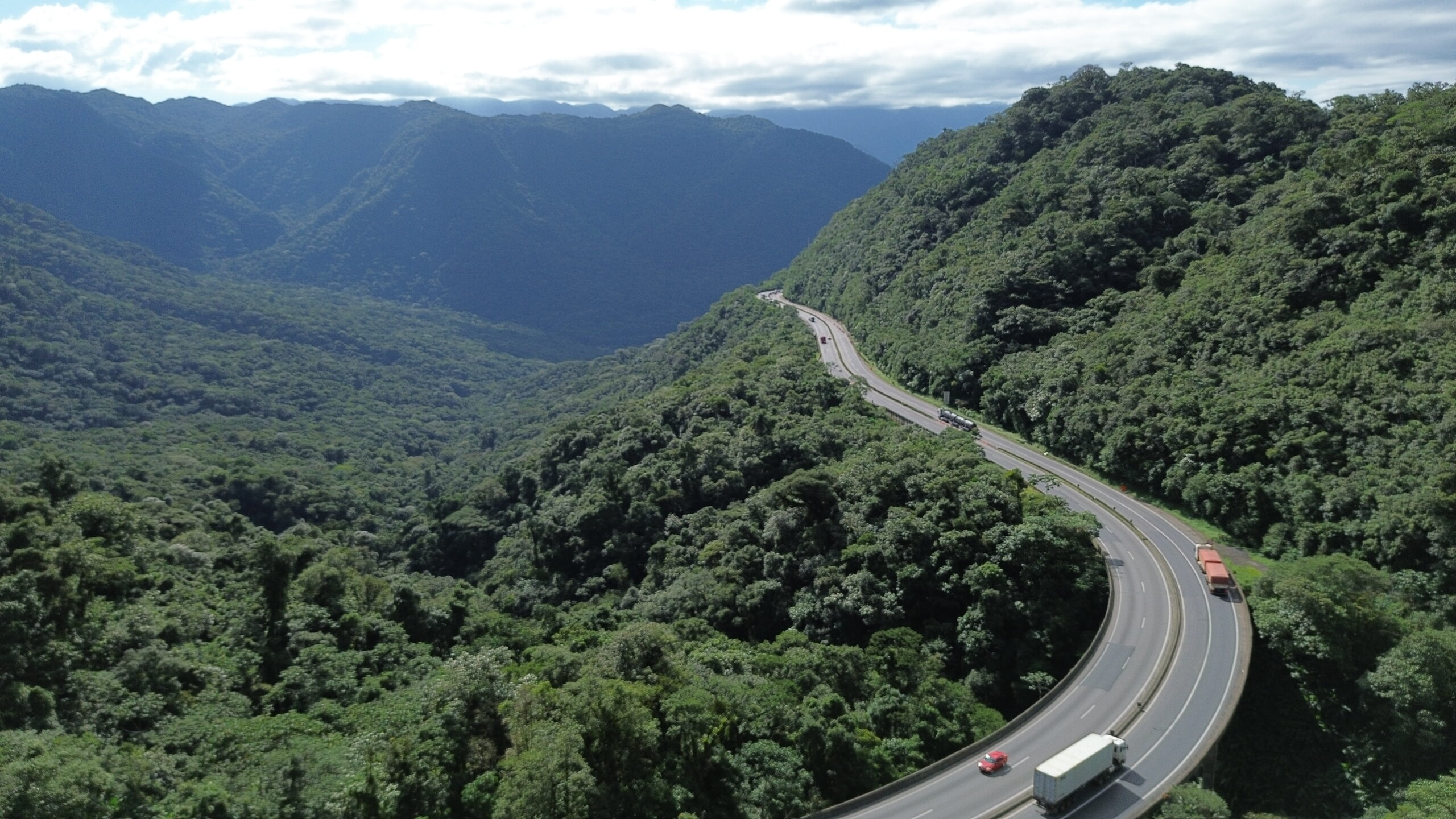Restrições serão aplicadas em todos os trechos de pista simples das rodovias federais nos seguintes dias e horários: 3 de junho (quarta-feira), das 16h às 22h; 4 de junho (quinta-feira), das 6h às 12h; 7 de junho (domingo), das 16h às 22h