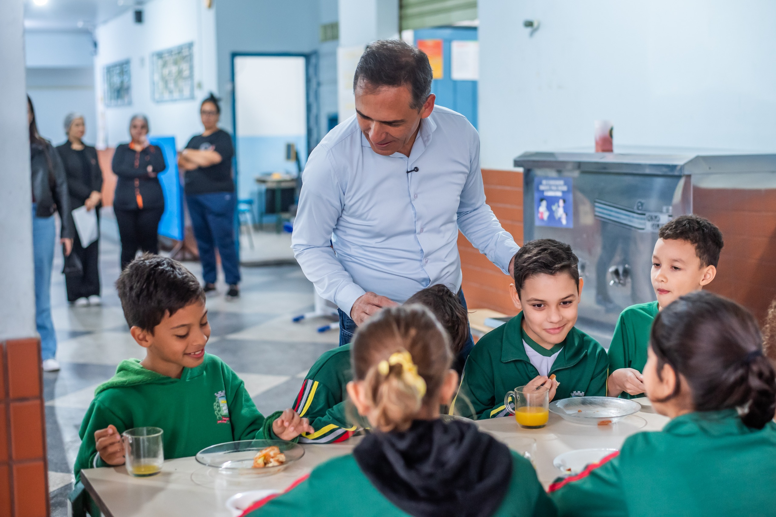 TCE-PR reconhece boas práticas da gestão municipal na alimentação escolar em Paranaguá 1 O prefeito Adriano Ramos e o secretário municipal de Educação, Thiago Casas do Nascimento, visitaram a Escola Municipal Luiz Vaz de Camões, onde conferiram a oferta do desjejum servido aos alunos (Foto: Moyses Zanardo/Prefeitura de Paranaguá)