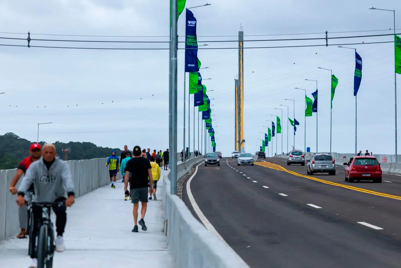 Com sete mil passagens de ciclistas em um mês, Ponte de Guaratuba amplia a mobilidade urbana do litoral 1 "O monitoramento de tráfego mostrou que muitos ciclistas fazem o trajeto de ida e volta diariamente", explica o Governo do Paraná (Foto: Felipe Henschel/Arquivo AEN)