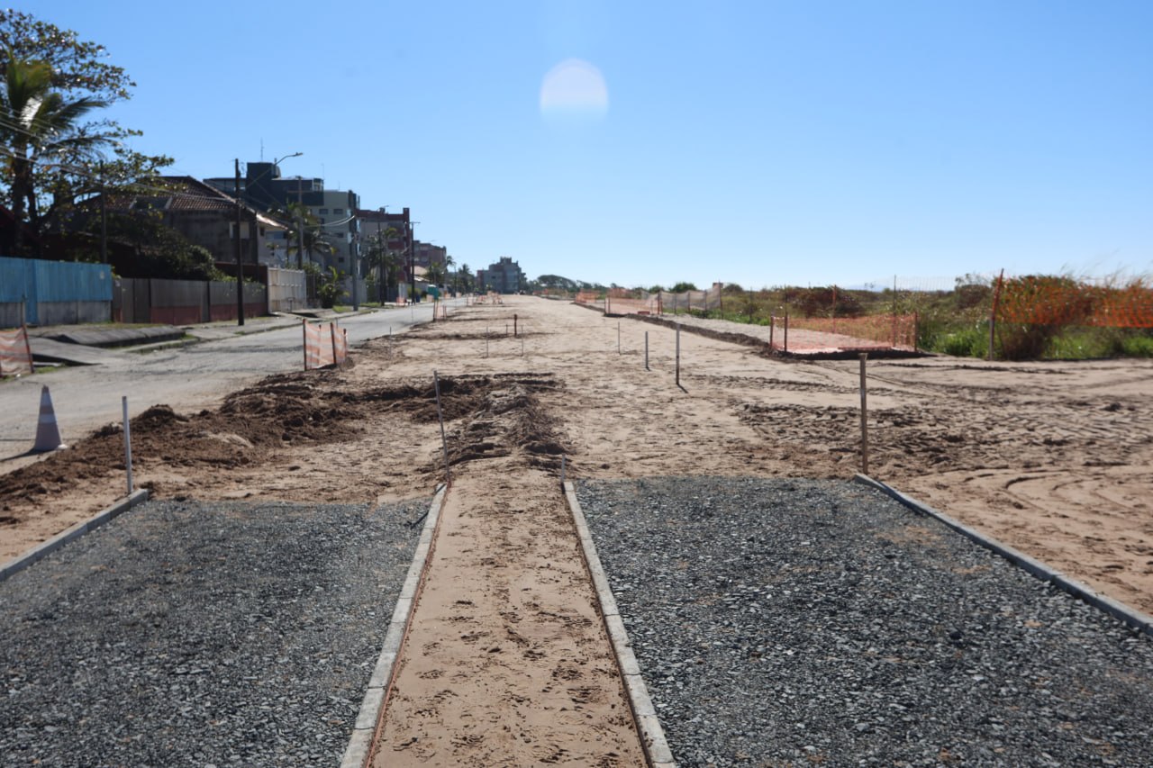 Obras de requalificação da orla de Pontal do Paraná avançam em dois balneários 1 "O investimento do Governo do Estado é de R$ 34,5 milhões, com conclusão prevista para o primeiro semestre de 2027", informa a AEN (Foto: Clovis Santos/PMPPR)
