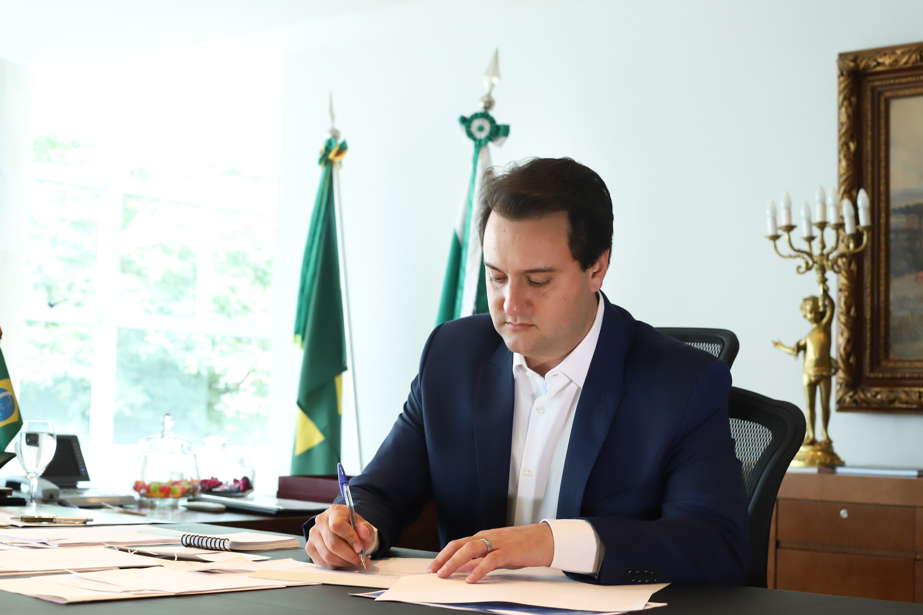 Governador sanciona lei que reestrutura carreiras e fortalece atuação da Adapar 1 Cria mecanismos de promoção profissional, atualiza a estrutura remuneratória e inclui zootecnistas entre os cargos de fiscalização da agência (Foto: AEN)