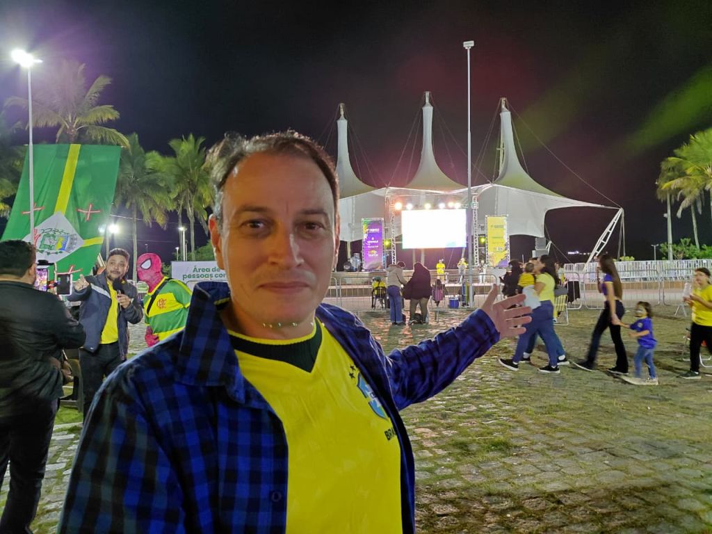 Com vitória do Brasil por 3 a 0 sobre o Haiti na Copa, segunda Fan Fest movimentou Paranaguá na sexta-feira 2 “Quem esteve aqui conseguiu ver o jogo de vários ângulos da praça. Foi um jogo positivo e que contou com uma grande estrutura também, com brinquedos infláveis, doces, espaço para fotos e, claro, um telão de 4x3 para acompanhar a partida”, afirma o secretário de Cultura e Turismo de Paranaguá, José Reis de Freta, o “Juca” (Foto: Moyses Zanardo e Wilson Leandro/Prefeitura de Paranaguá)
