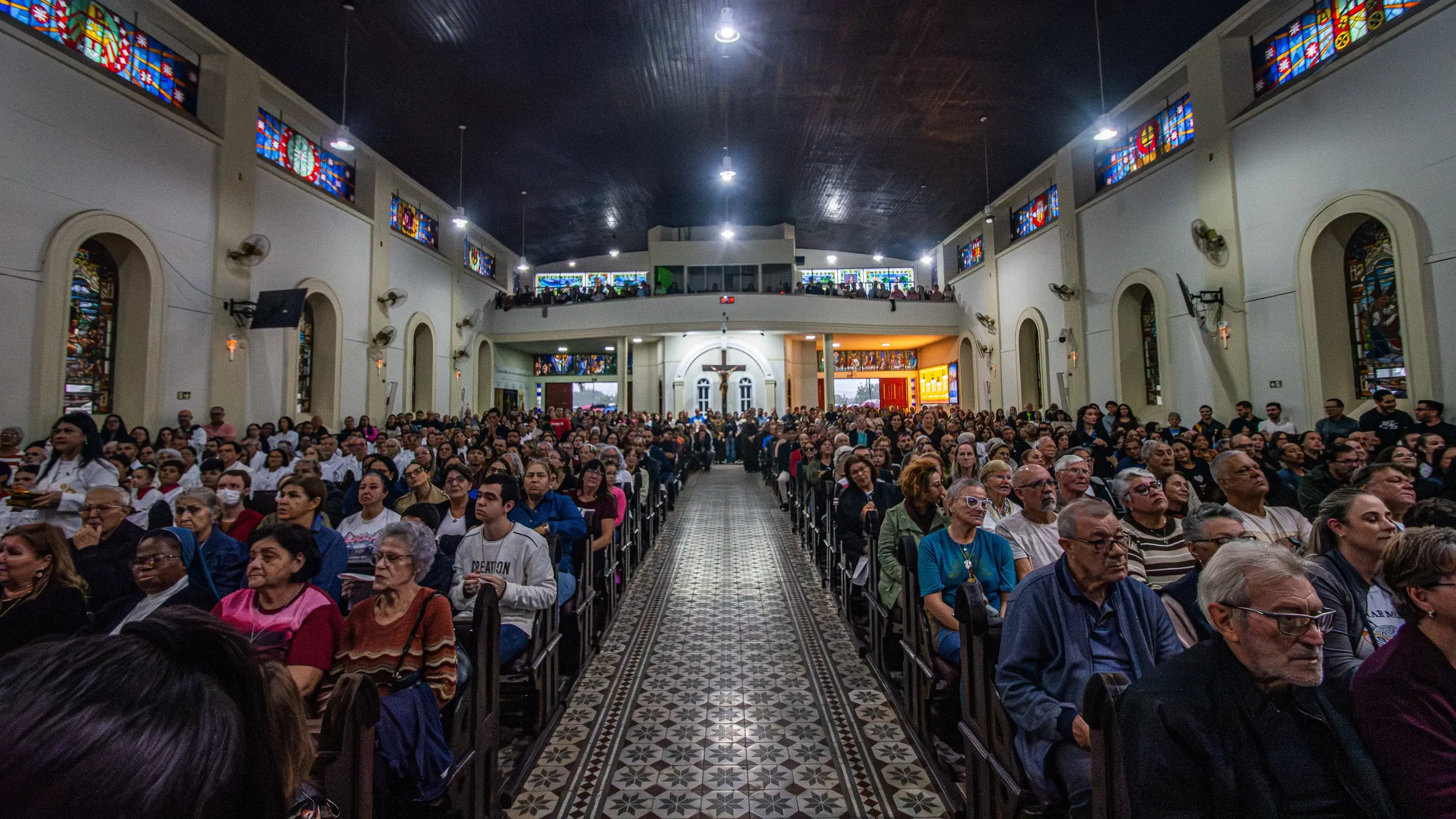 A Igreja ficou completamente lotada e muitos devotos acompanharam a celebração do lado de fora do templo, mesmo enfrentando a chuva (Foto: Moyses Zanardo/Prefeitura de Paranaguá)