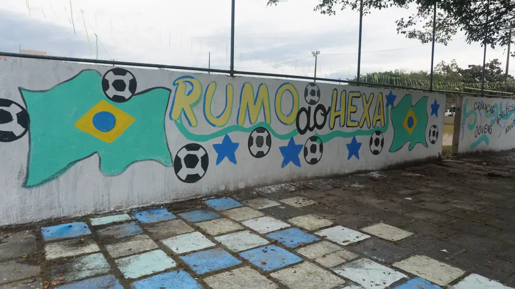 Com fase decisiva do Brasil na Copa do Mundo, população segue com pintura em ruas de Paranaguá 14 DSC01055