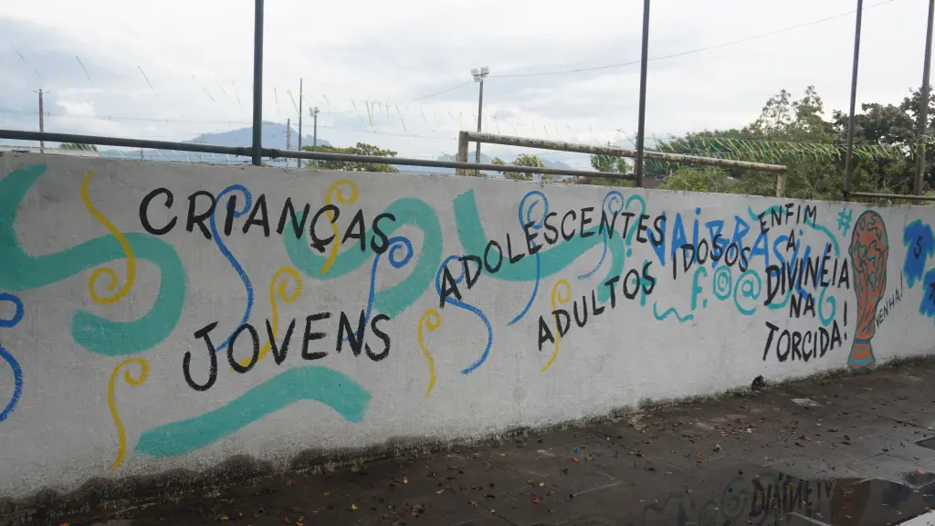 Com fase decisiva do Brasil na Copa do Mundo, população segue com pintura em ruas de Paranaguá 6 DSC01057