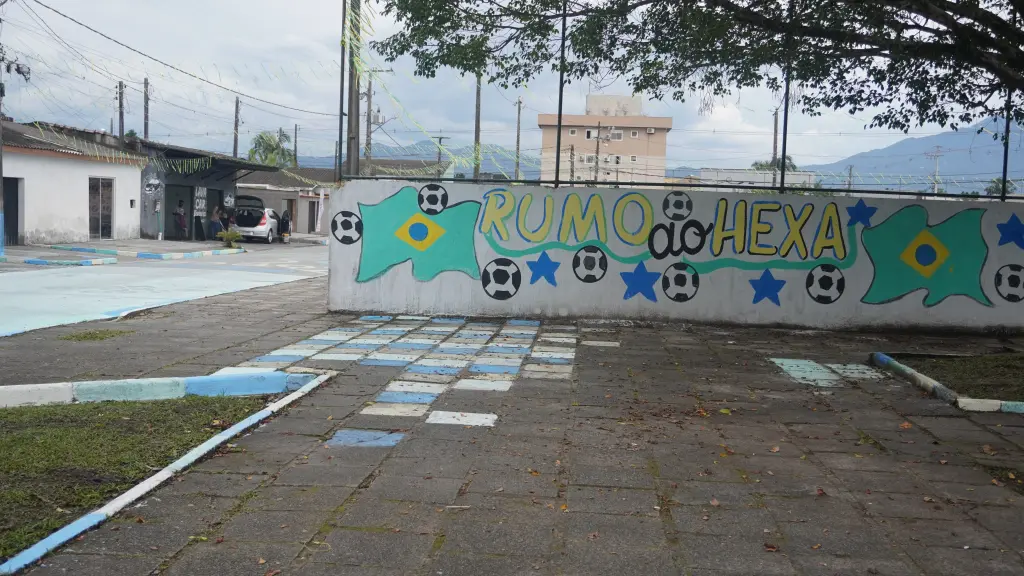 Com fase decisiva do Brasil na Copa do Mundo, população segue com pintura em ruas de Paranaguá 5 DSC01058