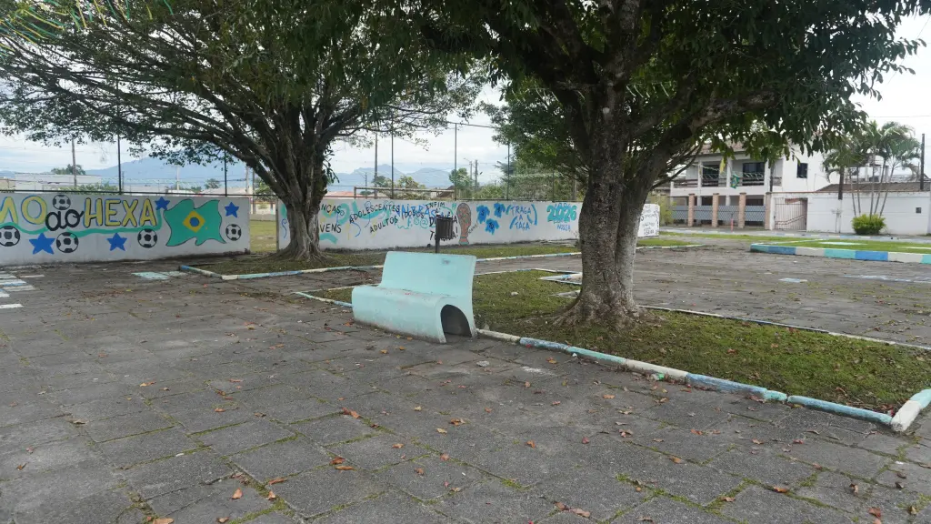 Com fase decisiva do Brasil na Copa do Mundo, população segue com pintura em ruas de Paranaguá 7 DSC01059 1