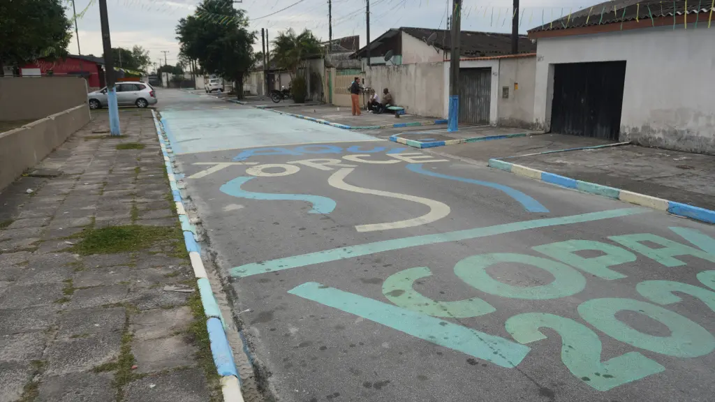 Com fase decisiva do Brasil na Copa do Mundo, população segue com pintura em ruas de Paranaguá 8 DSC01062