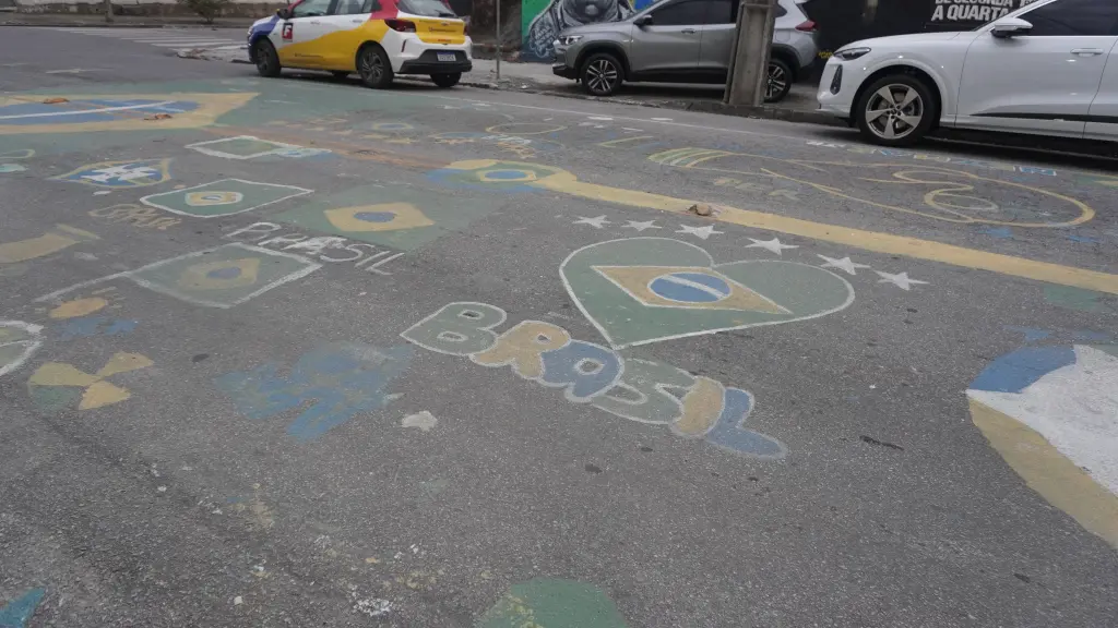 Com fase decisiva do Brasil na Copa do Mundo, população segue com pintura em ruas de Paranaguá 11 DSC01067