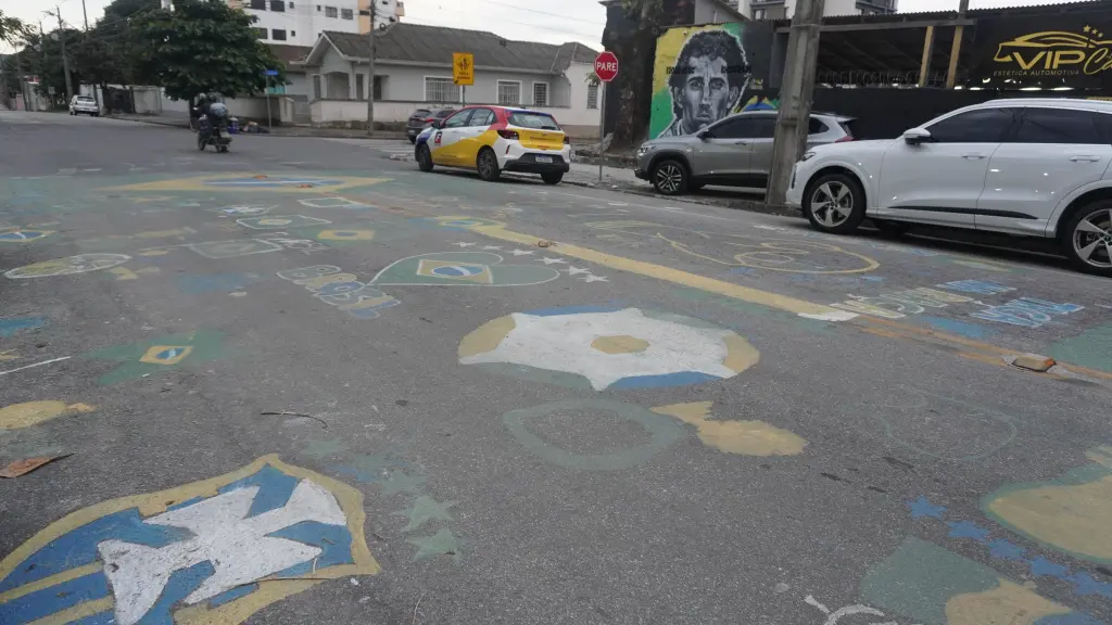 Com fase decisiva do Brasil na Copa do Mundo, população segue com pintura em ruas de Paranaguá 13 DSC01069