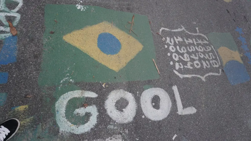 Com fase decisiva do Brasil na Copa do Mundo, população segue com pintura em ruas de Paranaguá 12 DSC01070