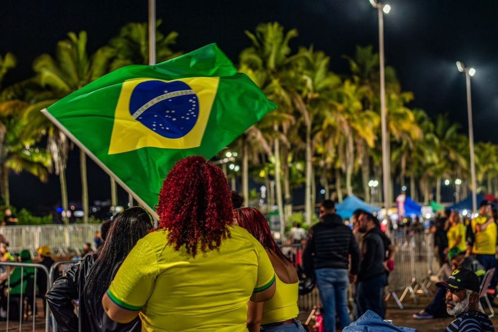 A “Fan Fest” tem reunido torcedores parnanguaras e visitantes para acompanhar os jogos da Seleção Brasileira em um telão instalado em cima do Palco Tutóia (Foto: Moyses Zanardo – Prefeitura de Paranaguá)
