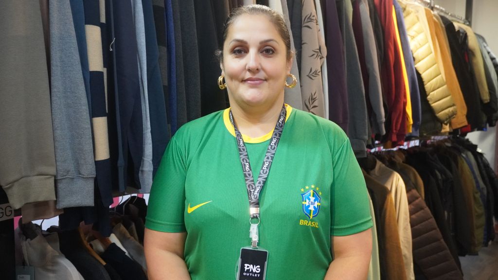  “O movimento está crescendo muito, ainda mais essa semana que vai esfriar um pouquinho mais”, salientou a vendedora da PNG Outlet, Milânia Nogaroli (Foto: Folha do Litoral News)