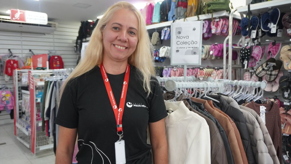 “Estamos tendo muita procura já, principalmente pelas jaquetas, por conta do inverno, sapatos, botas, tênis, bolsas”, afirma a encarregada do setor de calçados da Loja Maxi Mundial, no shopping Estação Mall, Kátia Regina de Souza Pursino (Foto: Folha do Litoral News)