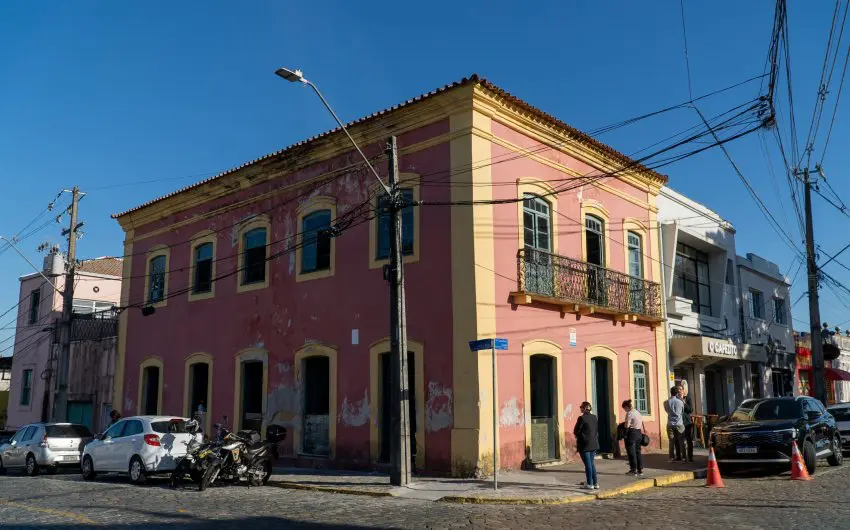 Capacitação gratuita em empreendedorismo acontece no “Hub de Inovação Casa Dacheux” 1 A Casa Dacheux, passou a abrigar oficialmente, desde maio deste ano, o novo Hub de Inovação da Universidade Estadual do Paraná (Unespar) (Foto: Wilson Leandro/Prefeitura de Paranaguá)