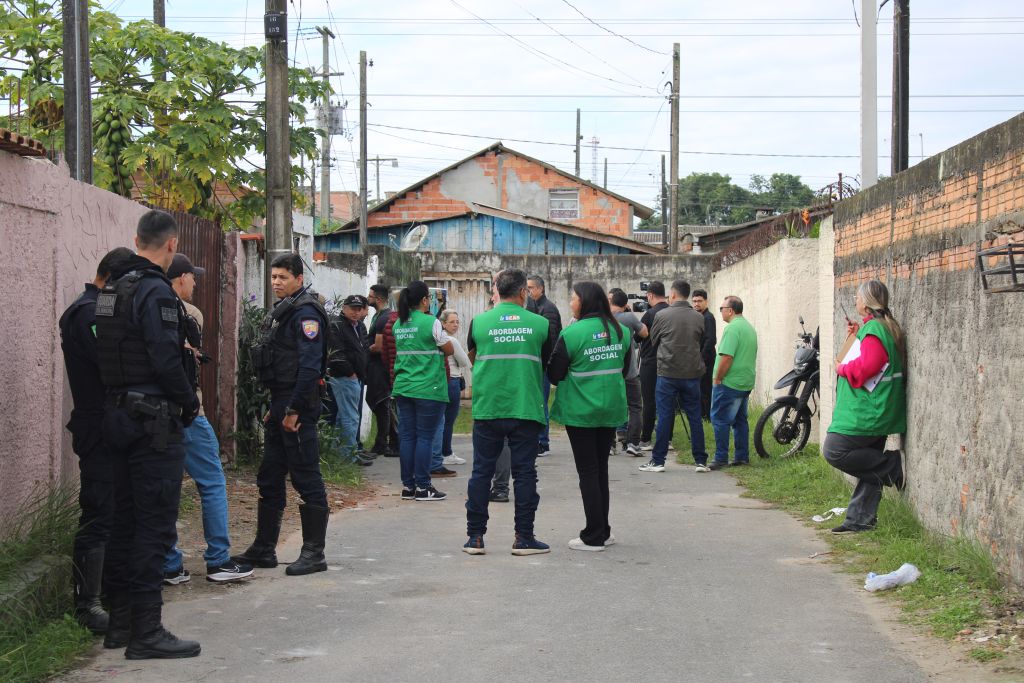 Prefeitura realiza limpeza de imóvel abandonado na Vila São Carlos 3 Foto 3 12