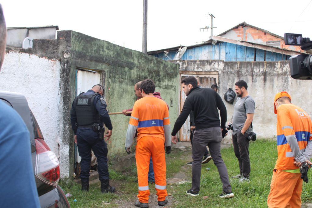 Prefeitura realiza limpeza de imóvel abandonado na Vila São Carlos 7 IMG 7017