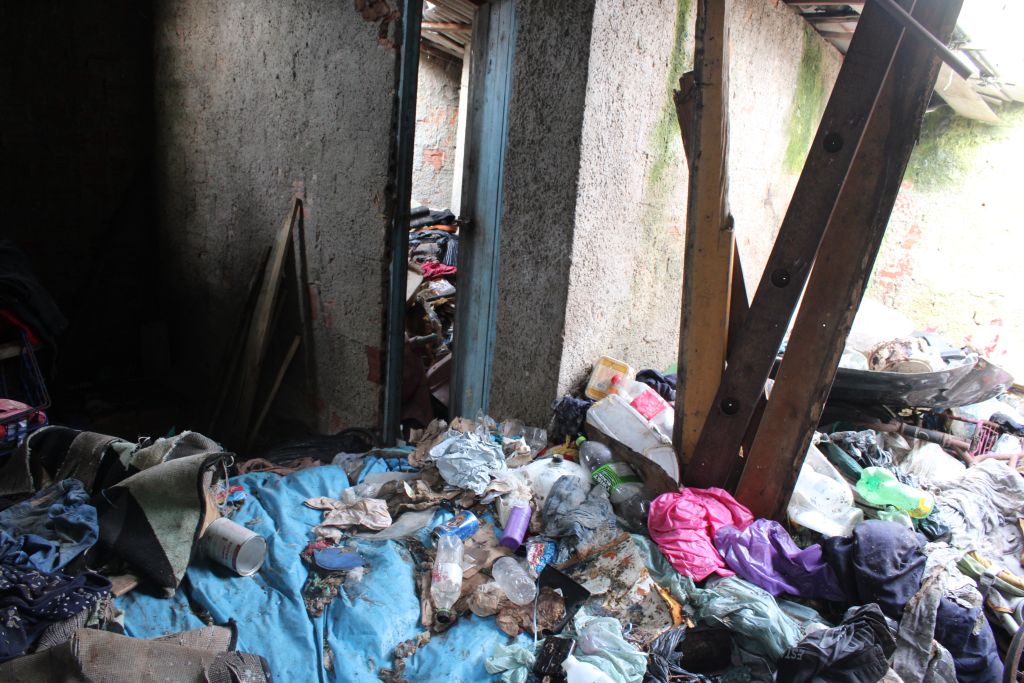 Prefeitura realiza limpeza de imóvel abandonado na Vila São Carlos 10 IMG 7020