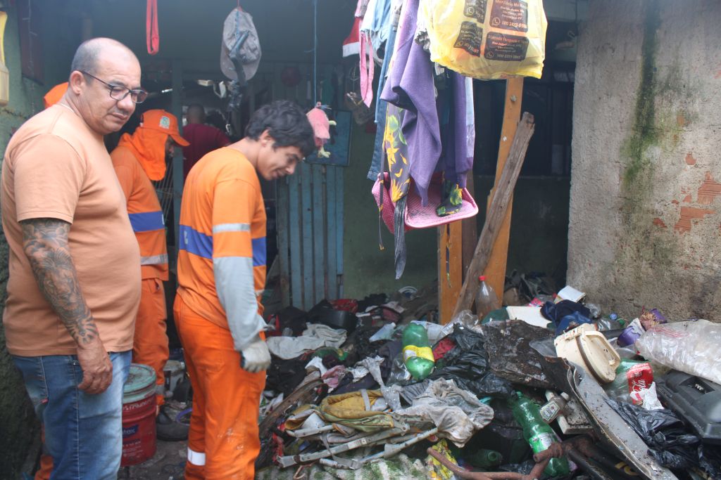 Prefeitura realiza limpeza de imóvel abandonado na Vila São Carlos 5 IMG 7026