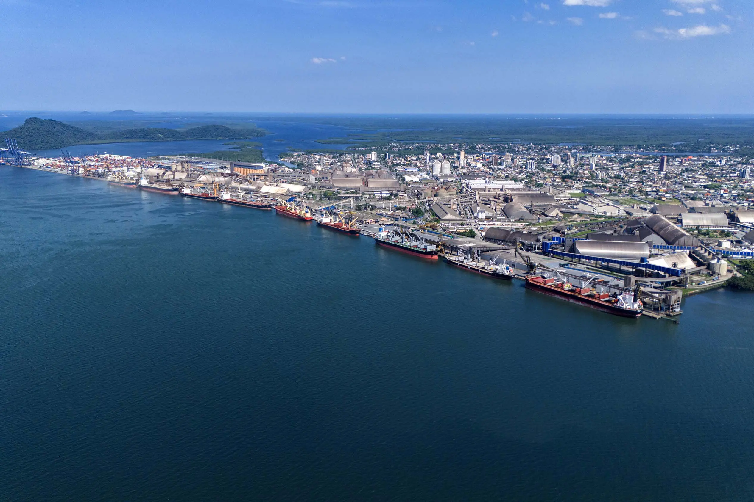 Entre navios e manguezais, biodiversidade de peixes se destaca na Baía de Paranaguá 1 Conciliar o posto de um dos maiores complexos portuários da América Latina com a conservação ambiental é um grande triunfo dos pesquisadores e técnicos que atuam no Porto de Paranaguá (Foto: Claudio Neves/Portos do Paraná)