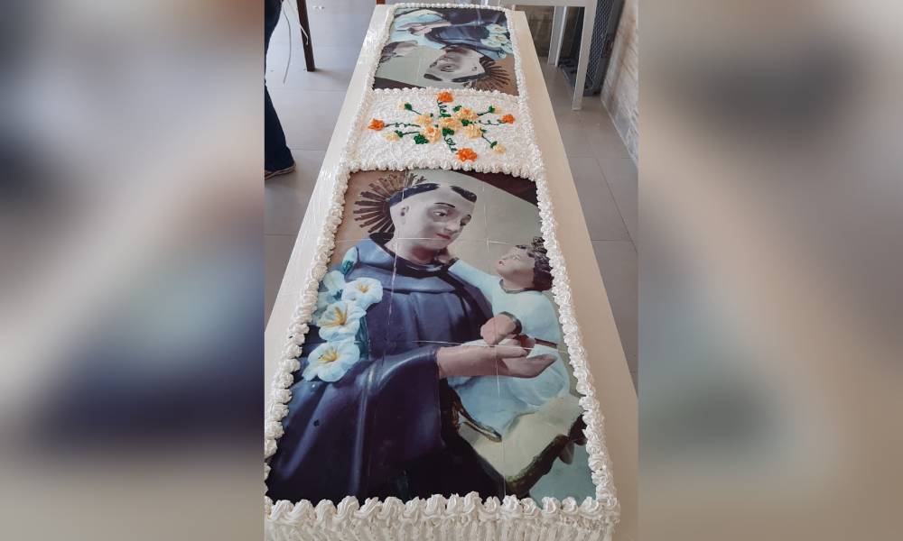 Venda do tradicional bolo e festa de Santo Antônio prosseguem na Vila Gregório, em Paranaguá 1 Foto 1: Venda do tradicional bolo de Santo Antônio está ocorrendo desde a manhã desta sexta-feira, 12 (Foto: Comunidade Santo Antônio)
