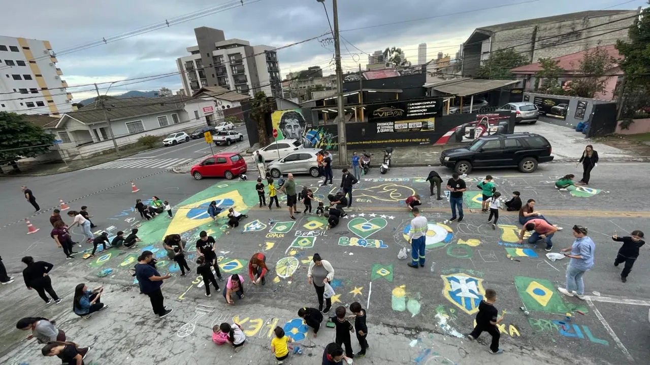 Com fase decisiva do Brasil na Copa do Mundo, população segue com pintura em ruas de Paranaguá 1 Alunos realizaram diversas pinturas para a Copa na rua Manoel Pereira, algo que reuniu toda a comunidade escolar da Escola Santa Anna (Foto: Divulgação/Escola Santa Anna)