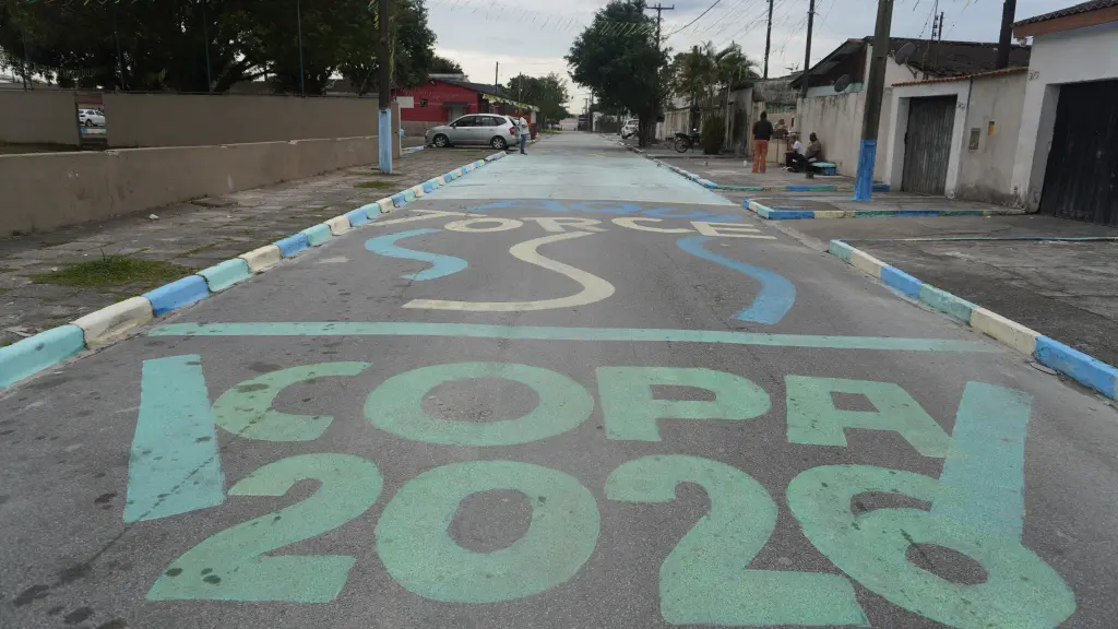 Com fase decisiva do Brasil na Copa do Mundo, população segue com pintura em ruas de Paranaguá 3 Na Vila Divinéia, a tradição da pintura de ruas e calçadas mobilizou jovens, crianças e adultos (Foto: Folha do Litoral News)