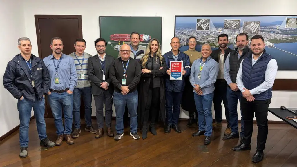CEO da Cattalini, José Paulo Fernandes, junto à equipe da Cattalini (Foto: Cattalini)