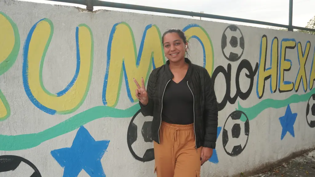 Com fase decisiva do Brasil na Copa do Mundo, população segue com pintura em ruas de Paranaguá 2 “O sentimento é felicidade, isso me resume, porque o que eu posso fazer pelo bairro eu faço”, disse a moradora da Vila Divinéia, Paula Peres (Foto: Folha do Litoral News)